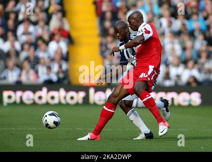 6.. Oktober 2012 - Barclays Premier League - West Bromwich Albion gegen Queens Park Rangers - Youssouf Mulumbu aus West Bromwich Albion kämpft mit Stephane Mbia von Queens Park Rangers- Foto: Paul Roberts/Pathos. Stockfoto