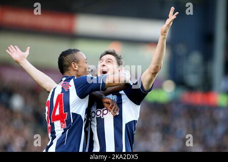 6.. Oktober 2012 - Barclays Premier League - West Bromwich Albion gegen Queens Park Rangers - Zoltan Gera von West Bromwich Albion feiert sein Tor mit Peter Odemwingie (24) 2-0 - Foto: Paul Roberts/Pathos. Stockfoto