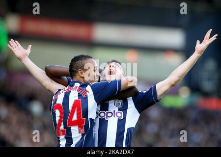 6.. Oktober 2012 - Barclays Premier League - West Bromwich Albion gegen Queens Park Rangers - Zoltan Gera von West Bromwich Albion feiert sein Tor mit Peter Odemwingie (24) 2-0 - Foto: Paul Roberts/Pathos. Stockfoto