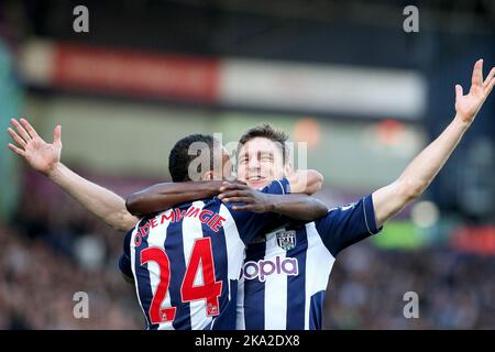 6.. Oktober 2012 - Barclays Premier League - West Bromwich Albion gegen Queens Park Rangers - Zoltan Gera von West Bromwich Albion feiert sein Tor mit Peter Odemwingie (24) 2-0 - Foto: Paul Roberts/Pathos. Stockfoto