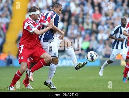 6.. Oktober 2012 - Barclays Premier League - West Bromwich Albion gegen Queens Park Rangers - Peter Odemwingie von West Bromwich Albion wird von Clint Hill von Queens Park Rangers angegangen. - Foto: Paul Roberts/Pathos. Stockfoto