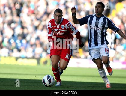 6.. Oktober 2012 - Barclays Premier League - West Bromwich Albion vs. Queens Park Rangers - Adel Taarabt von Queens Park Rangers geigt an Gonzalo Jara Reyes von West Bromwich Albion vorbei. - Foto: Paul Roberts/Pathos. Stockfoto