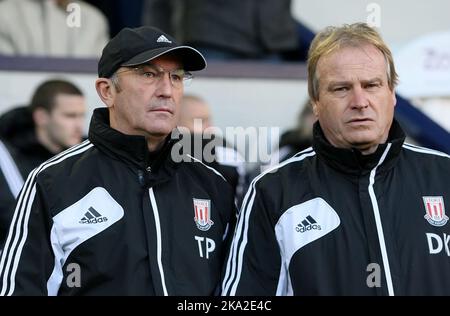 24.. November 2012 - Barclays Premier League - West Bromwich Albion vs. Stoke City - Stoke Manager Tony Pulis mit seinem Assistenten. - Foto: Paul Roberts/Pathos. Stockfoto