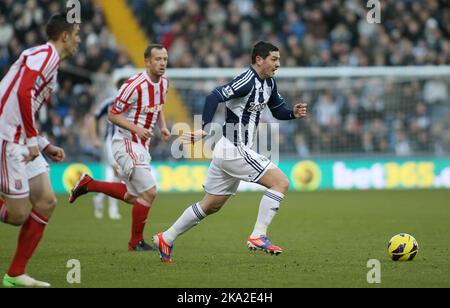 24.. November 2012 - Barclays Premier League - West Bromwich Albion vs. Stoke City - Graham Dorrans aus West Bromwich Albion wurde von Charlie Adam aus Stoke City verfolgt. - Foto: Paul Roberts/Pathos. Stockfoto