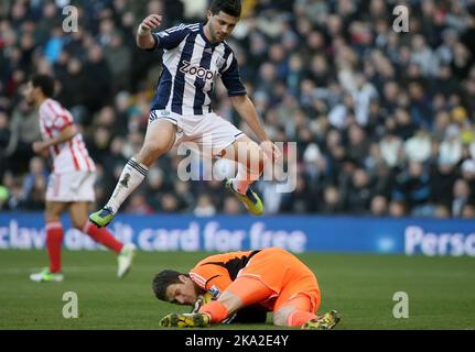 24.. November 2012 - Barclays Premier League - West Bromwich Albion vs. Stoke City - Shane Long von West Bromwich Albion springt über Asmir Begović von Stoke City. - Foto: Paul Roberts/Pathos. Stockfoto