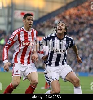 24.. November 2012 - Barclays Premier League - West Bromwich Albion vs. Stoke City - Geoff Cameron von Stoke City und Jonas Olsson von West Bromwich Albion. - Foto: Paul Roberts/Pathos. Stockfoto