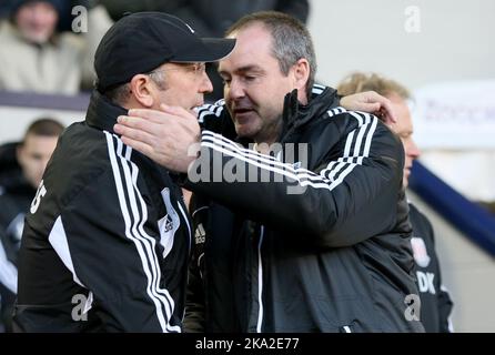 24.. November 2012 - Barclays Premier League - West Bromwich Albion vs. Stoke City: Tony Pulis, Stoke Manager, begrüßt Steve Clarke, Manager von West Bromwich Albion. - Foto: Paul Roberts/Pathos. Stockfoto