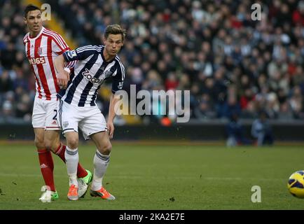 24.. November 2012 - Barclays Premier League - West Bromwich Albion vs. Stoke City - Markus Rosenberg von West Bromwich Albion und Geoff Cameron von Stoke City treffen aufeinander. - Foto: Paul Roberts/Pathos. Stockfoto