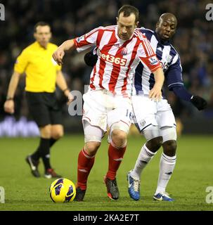 24.. November 2012 - Barclays Premier League - West Bromwich Albion vs. Stoke City - Charlie Adam von Stoke City hält Youssouf Mulumbu von West Bromwich Albion. - Foto: Paul Roberts/Pathos. Stockfoto