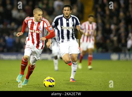 24.. November 2012 - Barclays Premier League - West Bromwich Albion vs. Stoke City - Michael Kigly von Stoke City bricht und kreuzt für Dean Whitehead zu Punkten. - Foto: Paul Roberts/Pathos. Stockfoto