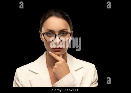 Selbstbewusste, stilvolle Frau. Führungskraft oder CEO im Geschäftsbereich Corparate. Führungskonzept Stockfoto