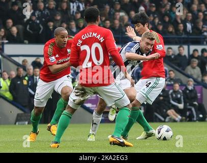 09. März 2013 - Fußball - Barclays Premiership Football - West Bromwich Albion Vs. Swansea City - James Morrisson von West Bromwich Albion durchbricht die Stadtverteidigung von Swansea - Foto: Paul Roberts/Pathos. Stockfoto