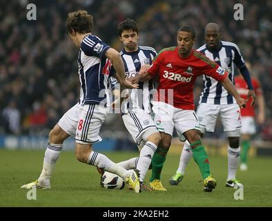 09. März 2013 - Fußball - Barclays Premiership Football - West Bromwich Albion Vs. Swansea City - Wayne Routledge von Swansea City wird durch eine Kombination von West Bromwich Albion Verteidigern gestoppt - Foto: Paul Roberts/Pathos. Stockfoto