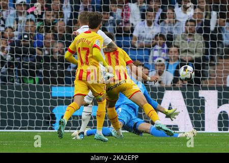 Madrid, Spanien. 28. Oktober 2022. Girona erzielt am 12 30. Oktober 2022 beim Tag des Fußballmatches La Liga zwischen Real Madrid C.F. und Girona im Santiago Bernabeu-Stadion in Madrid, Spanien, kein Tor (Foto von Edward F. Peters/Sipa USA) Credit: SIPA USA/Alamy Live News Stockfoto