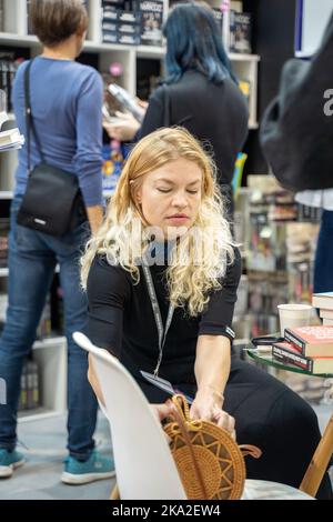 Kraków, Polen - 28.-30. Oktober 2022: Małgorzata Gołota, polnischer Schriftsteller, signiert Bücher während der Krakau Buchmesse 2022 auf der Internationalen Ausstellung und Con Stockfoto