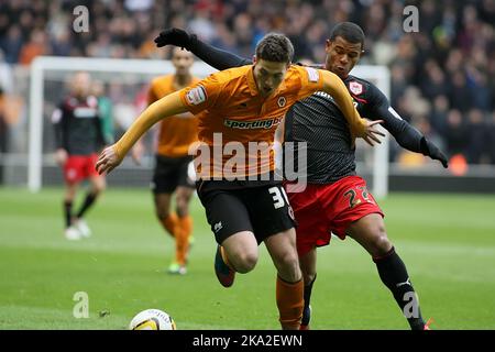 2.. Februar 2013 - npower Championship Football - Wolverhampton Wanderers vs. Cardiff City - Matt Doherty of Wolves hält Frazer Campbell von Cardiff City fern - Foto: Paul Roberts/Pathos. Stockfoto