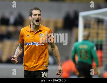 2.. Februar 2013 - npower Championship Football - Wolverhampton Wanderers vs. Cardiff City - Roger Johnson of Wolves schreit beim Assistant Referee - Foto: Paul Roberts/Pathos. Stockfoto