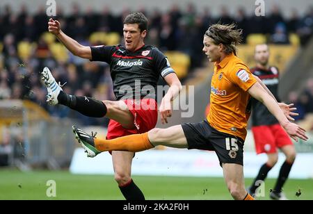 2.. Februar 2013 - npower Championship Football - Wolverhampton Wanderers vs. Cardiff City - Mark Hudson von Cardiff City und Bjorn Sigurdarson von Wolves treffen aufeinander - Foto: Paul Roberts/Pathos. Stockfoto