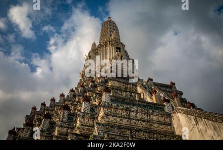 Der zentrale Turm von Wat Arun oder der Tempel der Morgenröte in Bangkok, Thailand. Stockfoto