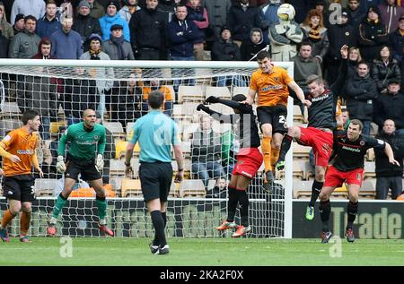 2.. Februar 2013 - npower Championship Football - Wolverhampton Wanderers vs. Cardiff City - Danny Batth of Wolves aus einer Ecke von Cardiff City kommt der Kopf klar - Foto: Paul Roberts/Pathos. Stockfoto