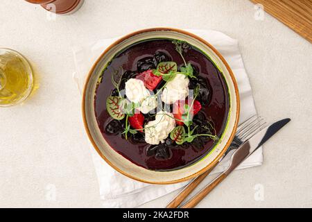 Getrockneter Rübensalat mit Stracciatella-Käse Stockfoto