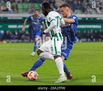 BUDAPEST, UNGARN - 30. OKTOBER: Attila Mocsi vom ZTE FC fordert Franck Boli vom Ferencvarosi TC während des ungarischen OTP Bank Liga-Spiels zwischen Ferencvarosi TC und ZTE FC in der Groupama Arena am 30. Oktober 2022 in Budapest, Ungarn, heraus. Stockfoto