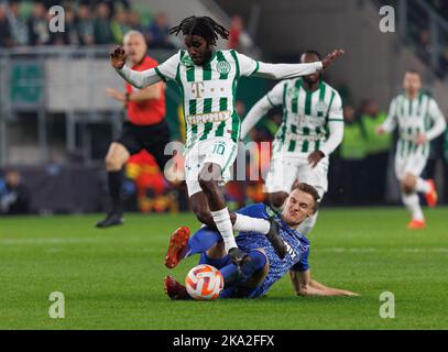 BUDAPEST, UNGARN - 30. OKTOBER: Attila Mocsi von der ZTE FC-Rutsche tagt Tokmac Chol Nguen von Ferencvarosi TC während des ungarischen OTP Bank Liga-Spiels zwischen Ferencvarosi TC und ZTE FC in der Groupama Arena am 30. Oktober 2022 in Budapest, Ungarn. Stockfoto