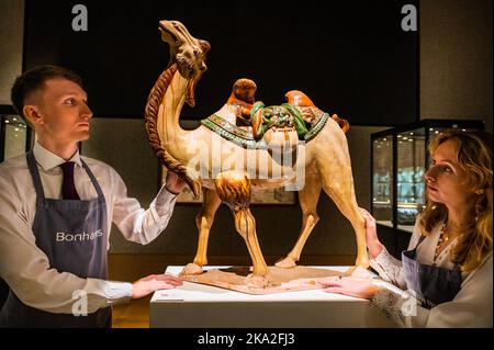 London, Großbritannien. 31. Oktober 2022. Die Verkäufe der London Asian Art Week sind in der Bonhams New Bond Street, London, zu sehen. Kredit: Guy Bell/Alamy Live Nachrichten Stockfoto