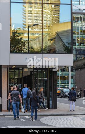 Der Barbican Milton Court Eingang mit Menschen Stockfoto