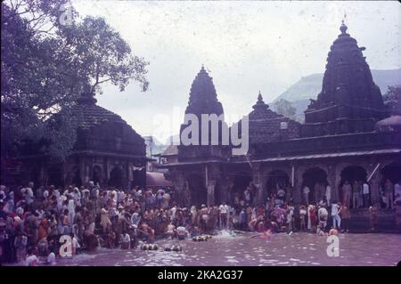 Kumbh Mela ist eine Massengemeinde von Pilgern, die sich zu einem Bad/Bad in einem heiligen Fluss versammeln. Die geografische Lage der Kumbh Mela erstreckt sich über vier Städte in Indien. Kumbha Mela ist eine große Pilgerfahrt und ein großes Fest im Hinduismus. Es wird in einem Zyklus von etwa 12 Jahren gefeiert, um jede Revolution zu feiern, die Brihaspati vollendet, an vier Wallfahrtsorten am Flussufer: Allahabad, Haridwar, Nashik und Ujjain. Stockfoto