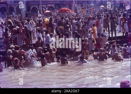 Kumbh Mela ist eine Massengemeinde von Pilgern, die sich zu einem Bad/Bad in einem heiligen Fluss versammeln. Die geografische Lage der Kumbh Mela erstreckt sich über vier Städte in Indien. Kumbha Mela ist eine große Pilgerfahrt und ein großes Fest im Hinduismus. Es wird in einem Zyklus von etwa 12 Jahren gefeiert, um jede Revolution zu feiern, die Brihaspati vollendet, an vier Wallfahrtsorten am Flussufer: Allahabad, Haridwar, Nashik und Ujjain. Stockfoto