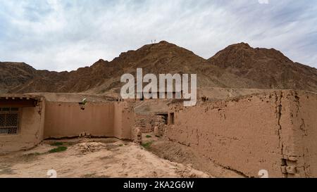 Ein altes Lehmziegelhaus wurde in einem Dorf mit schlechten Lebensbedingungen eingefangen Stockfoto