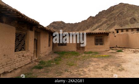 Alte Lehmziegelhäuser in einem Dorf mit schlechten Lebensbedingungen gefangen genommen Stockfoto
