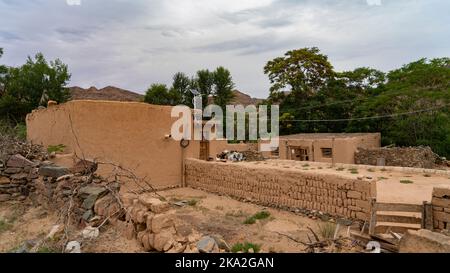 Ein altes Lehmziegelhaus wurde in einem Dorf mit schlechten Lebensbedingungen eingefangen Stockfoto
