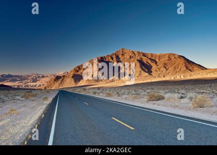 Sheephead Mountain von der Straße in Salsberry Spring Area in der Nähe von Salsberry Pass, Mojave Desert, Death Valley National Park, Kalifornien, USA Stockfoto