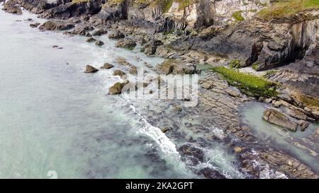 Landschaften auf dem Wild Atlantic Way, Irland. Natürliche Attraktionen Nordeuropas. Küstenklippen des Atlantischen Ozeans. Steinriff und Meerwasser. Stockfoto