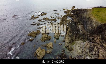 Meeresküste bei bewölktem Wetter, Blick von oben. Die felsige Küste des Atlantischen Ozeans. Natur Nordeuropas. Luftaufnahme. Stockfoto