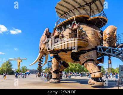 Die riesige Elefantenpuppe, Teil der Maschinen der Attraktion der Insel Nantes, mit dem gelben Titan-Kran in der Ferne. Stockfoto