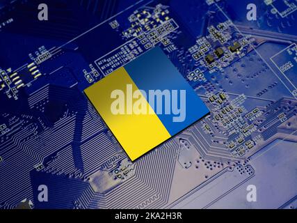 Flagge der ukraine auf CPU-Chipsatz Computer Elektronik Platine Stockfoto