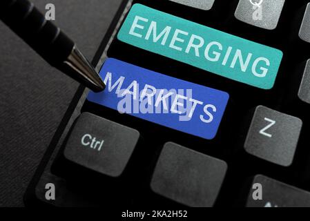 Textschild mit Emerging Markets. Business Overview Nationen, die in produktivere Kapazität investieren Computer Tastatur und Symbol.Informationen Stockfoto