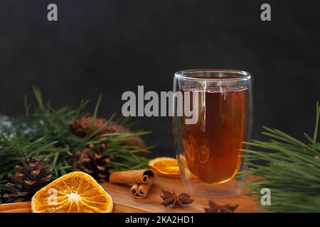 Eine Tasse frisch duftenden Tee mit Sternanisgewürzen, Zimtstangen und getrockneten Orangen Stockfoto