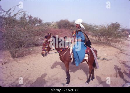 Desert Festival:- Kutch ist ein Bezirk des Staates Gujarat in Westindien. Rann Utsav, ein Festival der Weißen Wüste, ist ein endloses Wunder, das Sie bei Ihrem Besuch in Gujarat entdecken können, Pferderennen, Bullockkarren-Rennen, Kamelrennen, Tempelfest sind die Art von Veranstaltungen, die während des Festivals stattfinden. Stockfoto