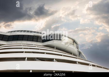 Kreuzfahrt Luxuskreuzfahrtschiff Navigationsbrücke Deck auf modernem Boot mit wunderschönem Himmel hinter bei Sonnenuntergang Stockfoto