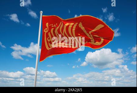 Flagge des Königlichen Standards der Nasriden-Dynastie Königreich Grenade, Europa mit wolkiger Himmelshintergrund, Flagge für ausgestorbenes Land, ethnische Gruppe oder Kult Stockfoto