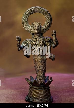 10 23 2014 Vintage Laxmi Bronzestatue in DHOKRA Tribal Art of Bastar Studioaufnahme Lokgram Kalyan Maharashtra Indien. Stockfoto