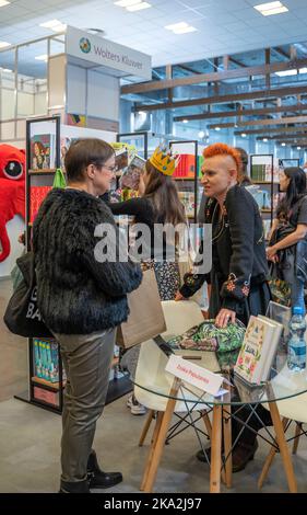 Kraków, Polen - 28.-30. Oktober 2022: Zośka Papużanka, polnischer Schriftsteller, signiert Bücher während der Krakau Buchmesse 2022 auf der Internationalen Ausstellung und Conve Stockfoto