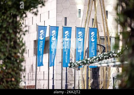 Rotterdam, Niederlande 23.10.2022 World Trade Center blaue Flaggen standen am Sommertag vor dem WTC-Gebäude in Holland. Stockfoto