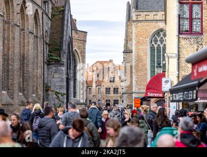 Brügge, Belgien 23.10.2022 : geschäftige Straßenszene mit Touristen und Einkäufern, die an sonnigen Tagen Touristenattraktionen besuchen Stockfoto