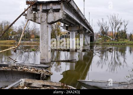 Gesamtansicht einer zerstörten Brücke über den Fluss Siverskyi-Donez in der befreiten Stadt Swjatohirsk. Russland hat eine Welle von Marschflugkörpern auf Wasserkraftwerke und andere kritische Infrastrukturen in der Ukraine gestartet, wobei Explosionen in der Nähe der Hauptstadt Kiew und in mindestens 10 anderen Städten und Regionen gemeldet wurden. Das Luftkommando der Ukraine sagte, dass es 44 von 50 feindlichen Raketen abgeschossen habe. Stockfoto