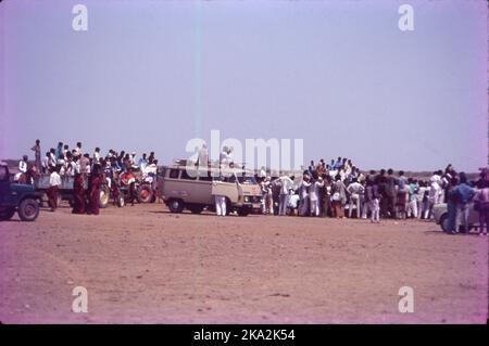 Desert Festival:- Kutch ist ein Bezirk des Staates Gujarat in Westindien. Rann Utsav, ein Festival der Weißen Wüste, ist ein endloses Wunder, das Sie bei Ihrem Besuch in Gujarat entdecken können, Pferderennen, Bullockkarren-Rennen, Kamelrennen, Tempelfest sind die Art von Veranstaltungen, die während des Festivals stattfinden. Stockfoto